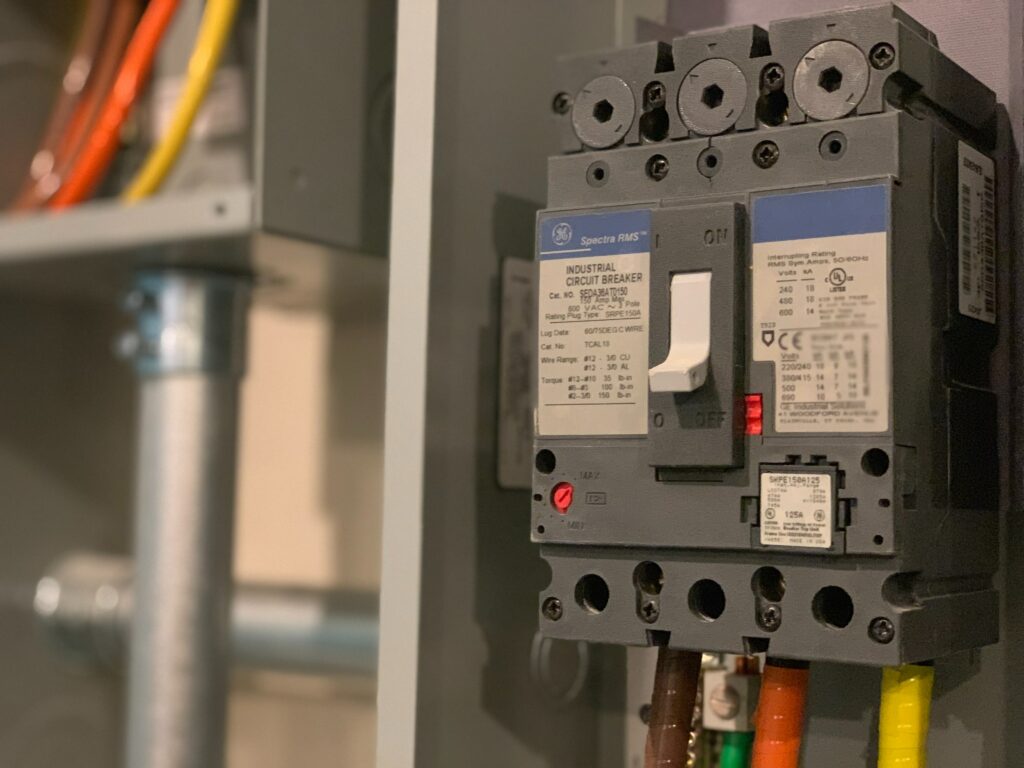 Industrial circuit breaker